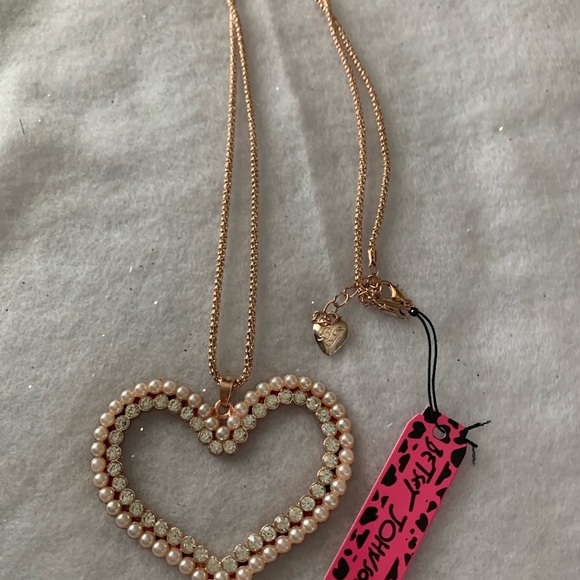 New Betsey Johnson Heart Necklace - Picture 4 of 5